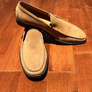 Tod’s tan suede loafer.
